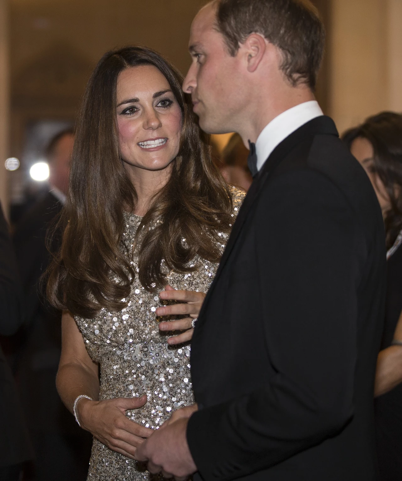 Księżna Kate w prostej, błyszczącej sukni wyglądała zachwycająco Księżna Kate w prostej, błyszczącej sukni wyglądała zachwycająco
