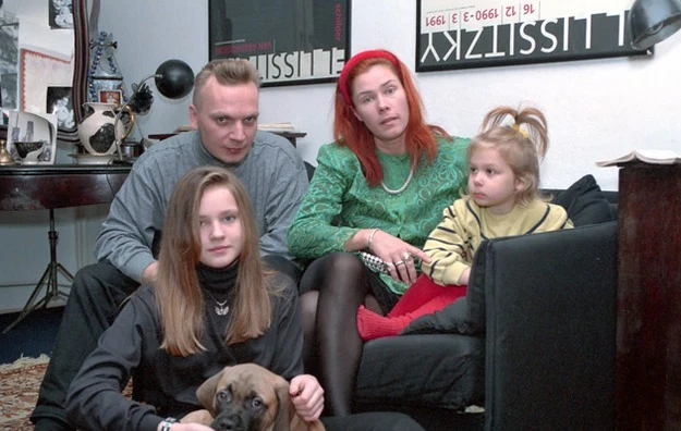 Grzegorz Ciechowski z Małgorzatą Potocką i córkami - mała Weronika po prawej, 1991 r. x Grzegorz Ciechowski z Małgorzatą Potocką i córkami - mała Weronika po prawej, 1991 r. x