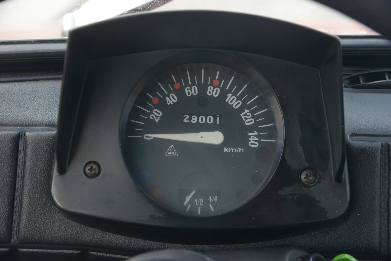 Początkowo prędkościomierz był wyskalowany do 130 km/h, potem do 140 km/h.
