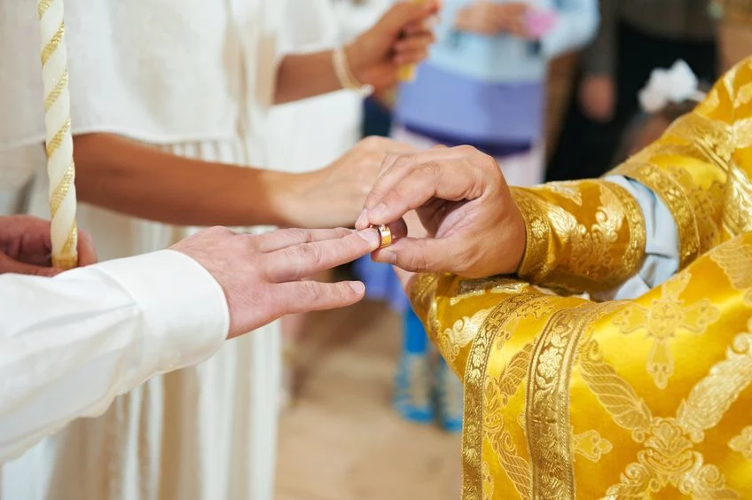 Czy ksiądz udzielający sakramentu małżeństwa powinien podać cenę za taką usługę?