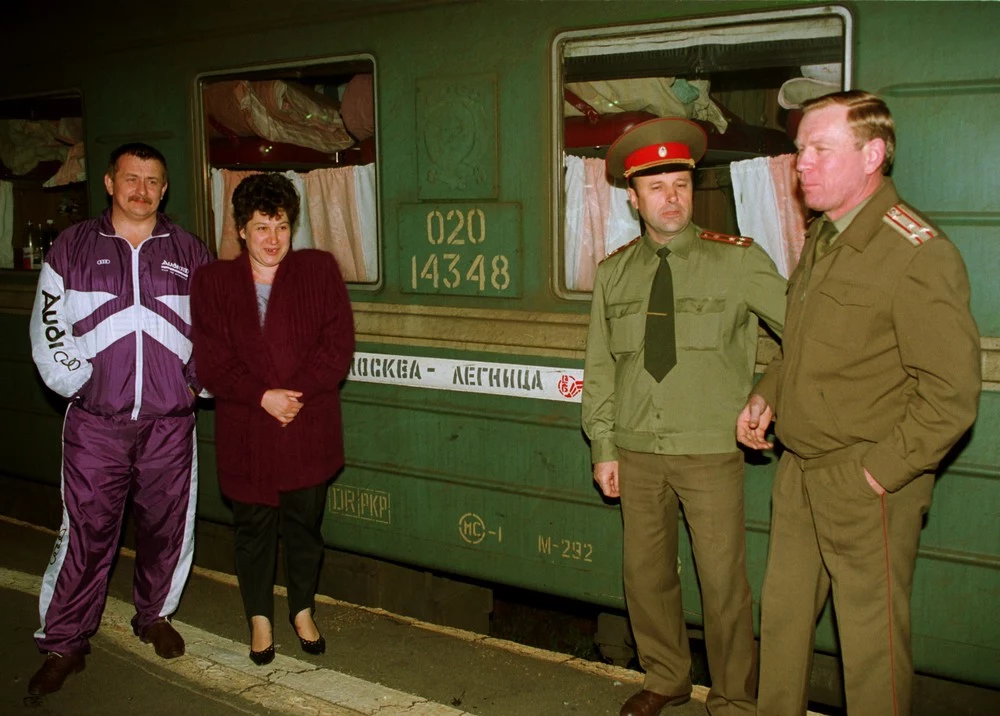 Radzieccy żołnierze czekają na odjazd pociągu