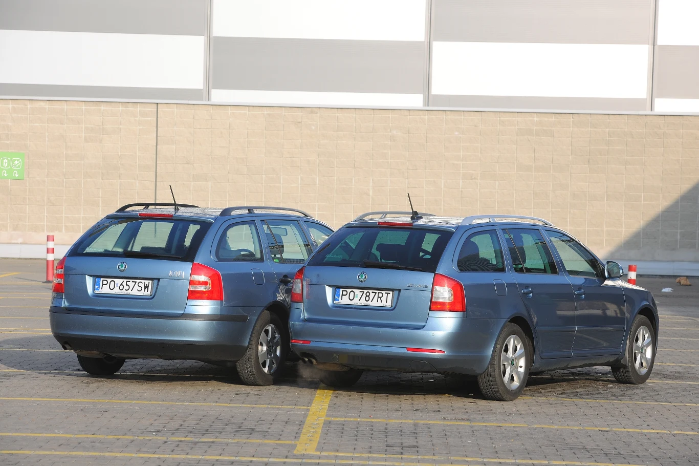 Z lewej strony - Skoda Octavia II przed liftingiem (2004-2008), z prawej - Skoda Octavia II po liftingu (2008-2013).
