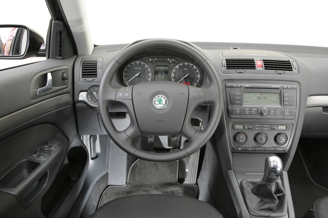 Deska rozdzielcza wersji przed liftingiem. Rozbudowany panel radioodtwarzacza oraz automatyczna klimatyzacja to elementy, które poprawiają komfort jazdy i estetykę wnętrza. Były oferowane za dopłatą i mają duży wpływ na cenę używanego auta.