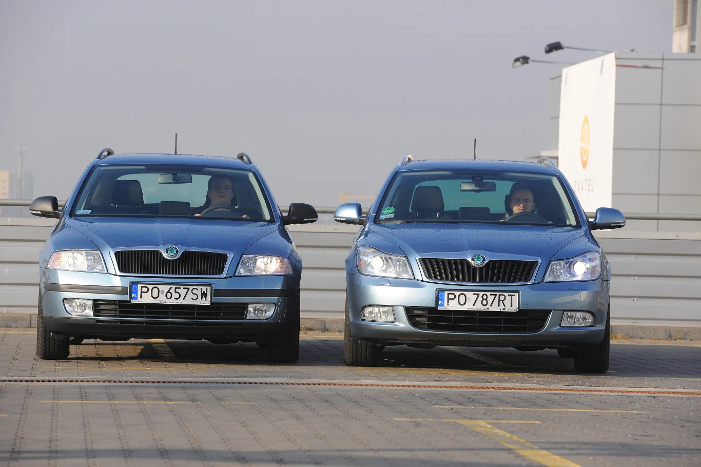 Z lewej strony - Skoda Octavia II przed liftingiem (2004-2008), z prawej - Skoda Octavia II po liftingu (2008-2013).