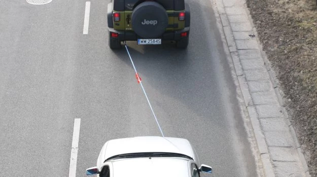 Podczas holowania należy pamiętać o utrzymywaniu napiętej linki, pomoże to zapobiec jej zerwaniu. Podczas holowania należy pamiętać o utrzymywaniu napiętej linki, pomoże to zapobiec jej zerwaniu.