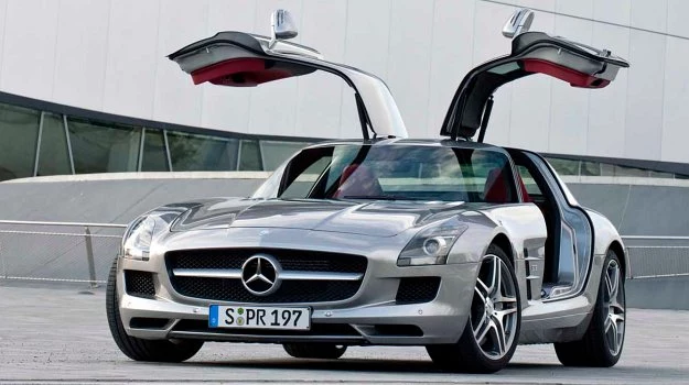 Mercedes SLS AMG zadebiutował jesienią 2009 roku.