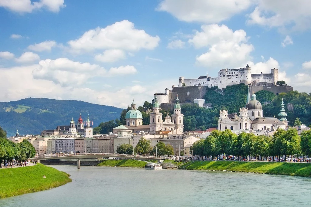 Środkiem Salzburga płynie rzeka Salzach. Po obu jej stronach ciągnie się popularna promenada. Tuż za nią – ciąg restauracji i otwartych do późna klubów