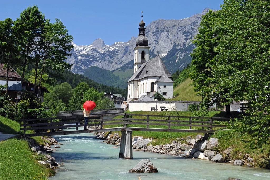 Granica z Niemcami przebiega tu po szczytach i dolinach. Z Krajem Salzburskim graniczy równie malowniczy niemiecki kraj Berchtesgaden. Górskie wycieczki z Salzburga prowadzące tutaj mogą trwać dzień albo kilka dni