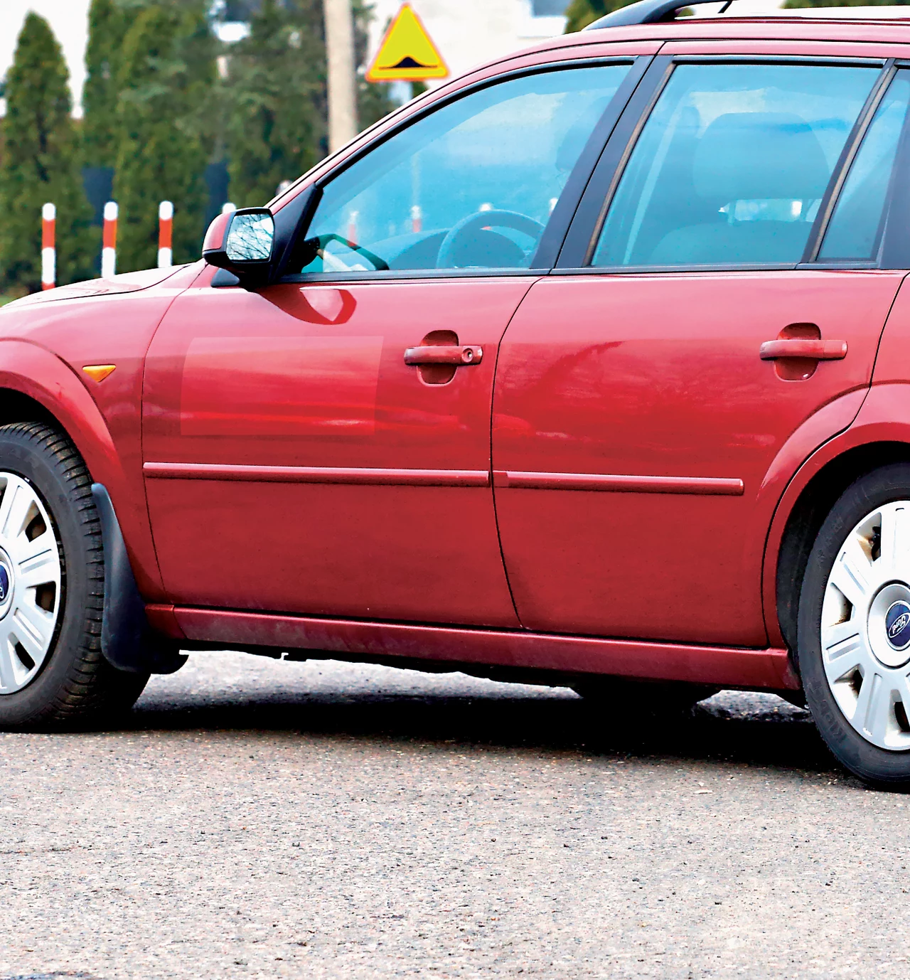 Przebarwienia pozostałe po naklejkach świadczą o przeszłości we flocie lub na taksówce. Takie auto może mieć duży przebieg. Przebarwienia pozostałe po naklejkach świadczą o przeszłości we flocie lub na taksówce. Takie auto może mieć duży przebieg.
