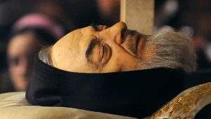 Ciało ojca Pio w szklanej trumnie