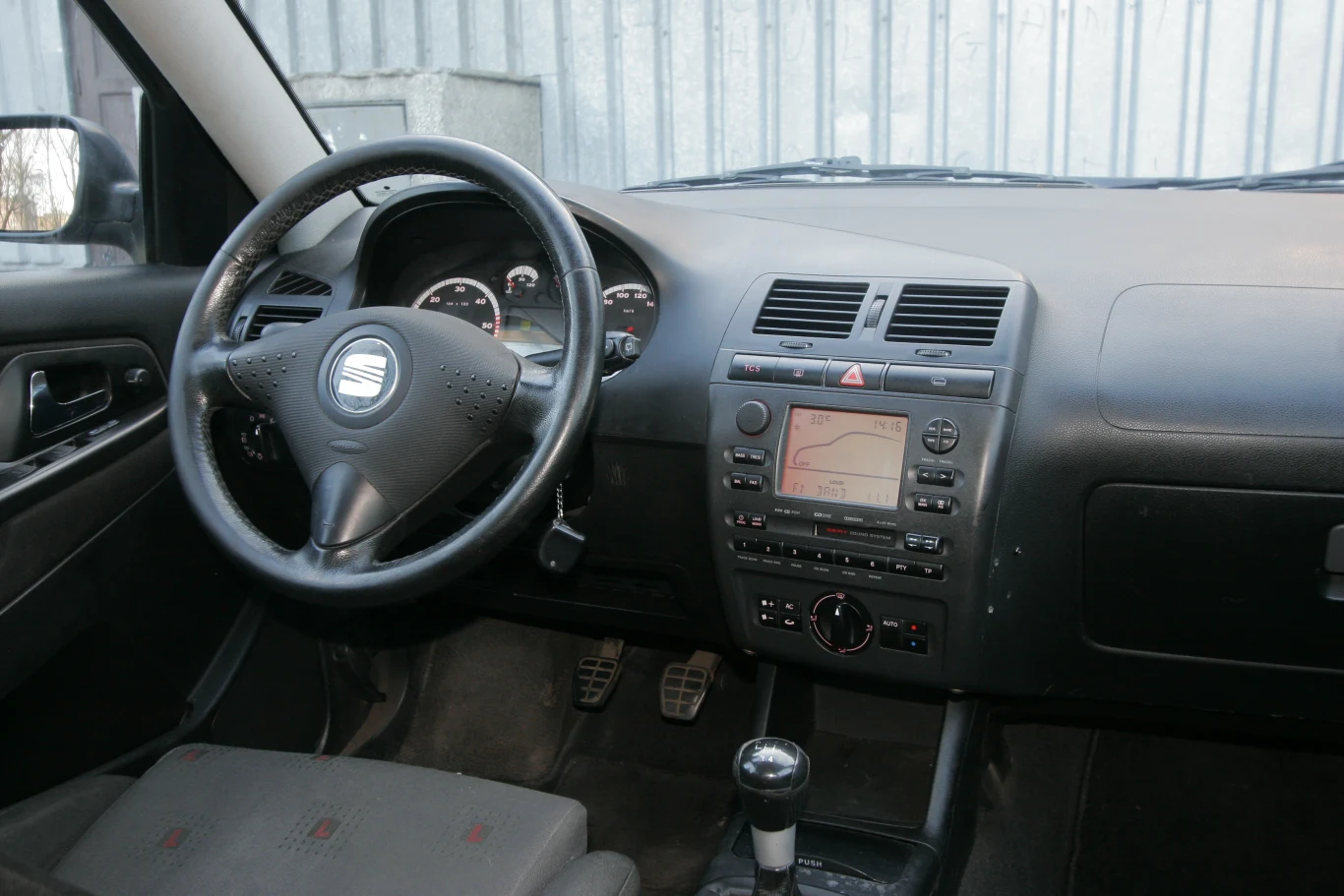 Tablica przyrządów bogatej wersji wyposażenia wyróżnia się dużym centralnym wyświetlaczem i kierownicą obitą skórą.