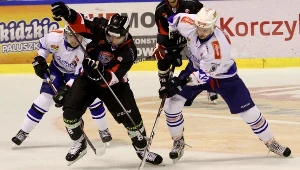 Hokeiści Aksam Unii Oświęcim (w białych koszulkach) mają nowego trenera