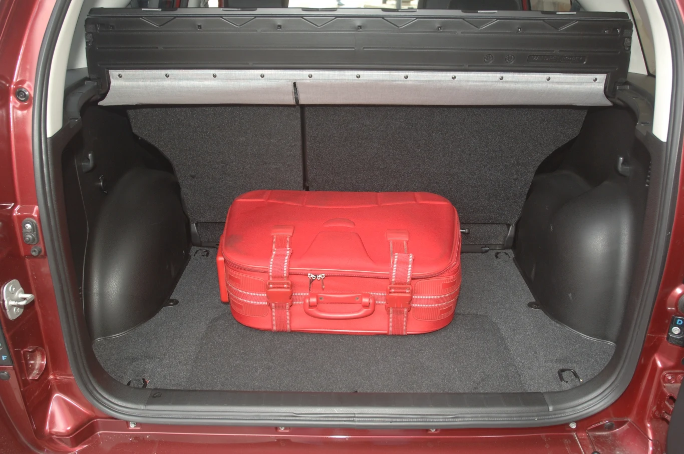 Bagażnik ma pojemność 400 l, ale jest mało funkcjonalny (za wąski). Przynajmniej nie ogranicza go koło zapasowe. Bagażnik ma pojemność 400 l, ale jest mało funkcjonalny (za wąski). Przynajmniej nie ogranicza go koło zapasowe.