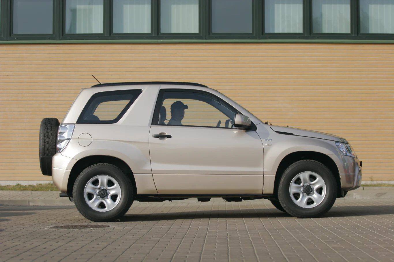 Wersja 3-drzwiowa nie odniosła sukcesu. Jest zdecydowanie za ciasna. Wersja 3-drzwiowa nie odniosła sukcesu. Jest zdecydowanie za ciasna.