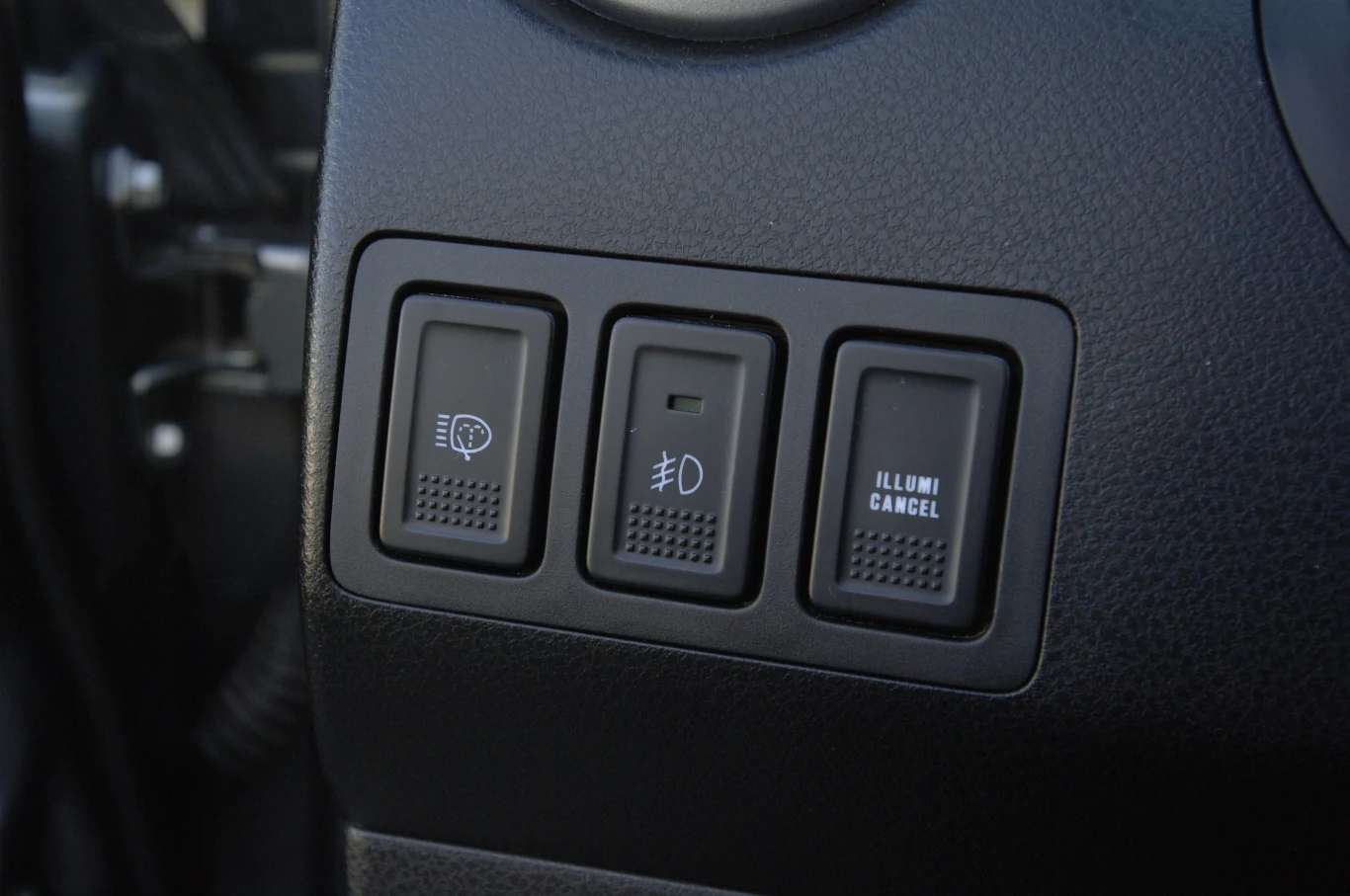 Przyciskiem z prawej można wyłączyć podświetlenie zegarów. Przyciskiem z prawej można wyłączyć podświetlenie zegarów.