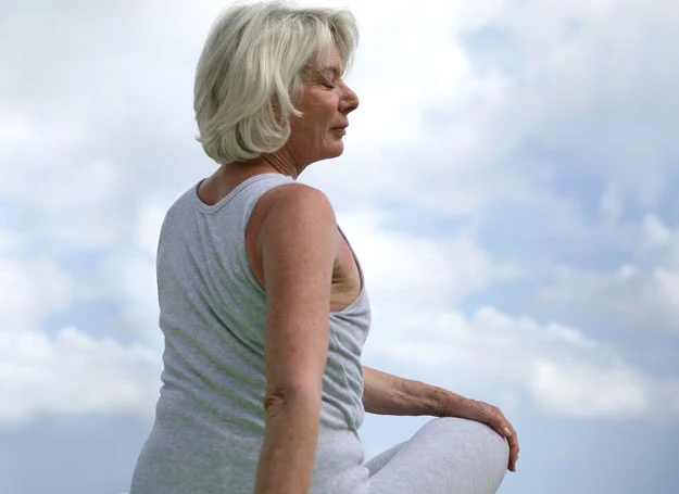 Kobieta w średnim wieku uprawia jogę