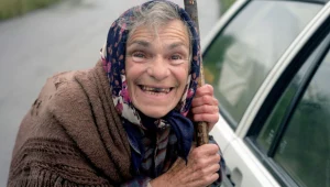 Krystyna Feldman. Wspaniała i niezapomniana aktorka grywała właśnie pomoce domowe, sprzątaczki, wścibskie plotkary z prowincji. Wydawało się, że będzie tak myć te podłogi do końca życia. Ale znalazł się ktoś, kto pomógł jej uciec z Szuflandii.