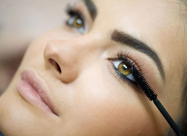 Jeśli oprószymy rzęsy mąką ziemniaczaną i pomalujemy je tuszem, staną się optycznie grubsze. 