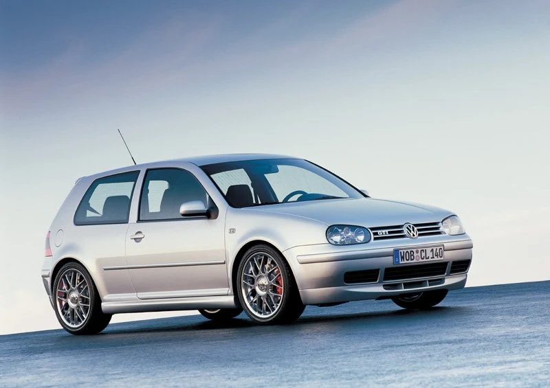 Golf GTI miał silnik 4-cylindrowy z turbo. Wyróżnia się dużymi felgami, zmienionymi zderzakami i emblematem GTI z przodu.