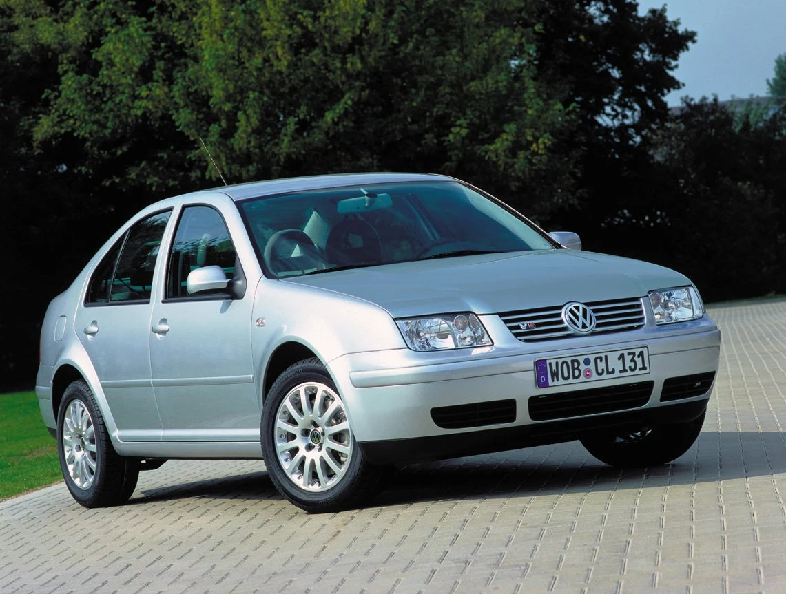 Golf IV doczekał się tylko jednej alternatywnej wersji nadwoziowej - kombi. Sedan sprzedawany był już pod inną nazwą: Bora. Producent chciał w ten sposób podkreślić wyższy standard wyposażenia i wykończenia wnętrza. Cechą charakterystyczną Bory była odmienna stylizacja przedniej części nadwozia (lampy, atrapa chłodnicy). Ciekawostką było, że Bora produkowana była również w wersji kombi, co miało udowodnić, że jest modelem różnym od Golfa. Samochód ten cieszył się umiarkowaną popularnością. W dodatku podstawowe wersje były tak samo pozbawione wyposażenia jak Golfy. Zaletą Bory sedan jest duży bagażnik o pojemności 455 litrów. Ceny tego modelu rozpoczynają się od 10 tys. zł. W USA Golf sedan nazywał się Jetta.