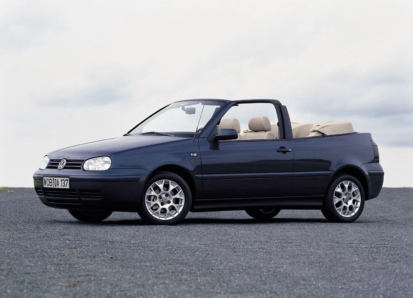 Golf IV Cabrio faktycznie był Golfem III, któremu wszczepiono nowe lampy przednie. Trudno uznać go za oddzielny model.