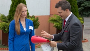 - Będziesz miała okazję przekonać się, jaki naprawdę jestem i czy rzeczywiście do siebie nie pasujemy - zaproponuje Wiktorii Falkowicz.