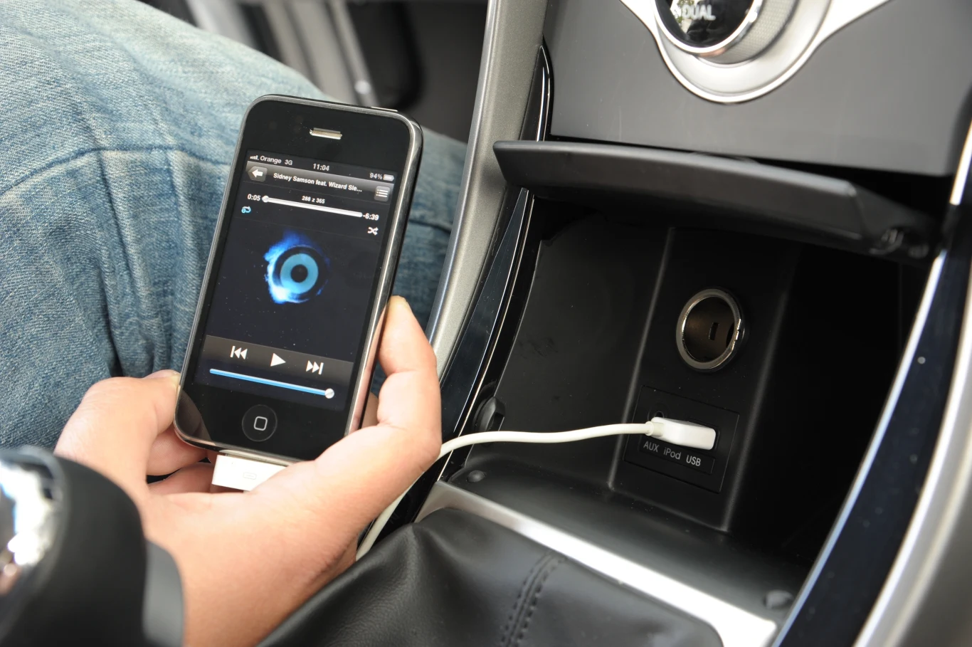 Umieszczenie wejścia AUX i USB pod klapką w konsoli środkowej to znakomity pomysł.