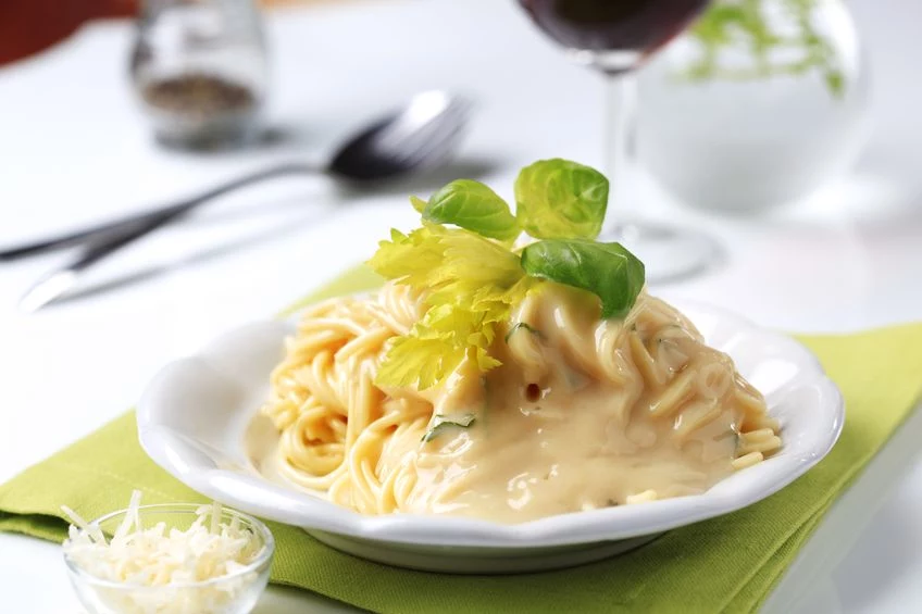 Spaghetti z sosem serowym Spaghetti z sosem serowym