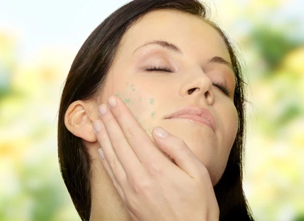Delikatny masaż twarzy poprawia ukrwienie