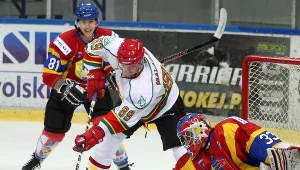 Tomasz Malasiński (C) z KTH w ataku na bramkę Podhala strzeżoną przez Tomasza Rajskiego