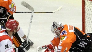 Michał Piotrowski (L) z Cracovii oraz bramkarz Robert Slipcenko (P) z JKH