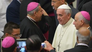 Papież Franciszek w otoczeniu kardynałów