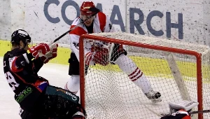 Hokeista Comarch Cracovii Petr Dvorzak (C) pokonuje bramkarza Ciarko PBS Bank KH Sanok Johna Murray'a