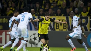 Napastnik Borussii Dortmund Robert Lewandowski drybluje piłkarzy Olympique Marsylia