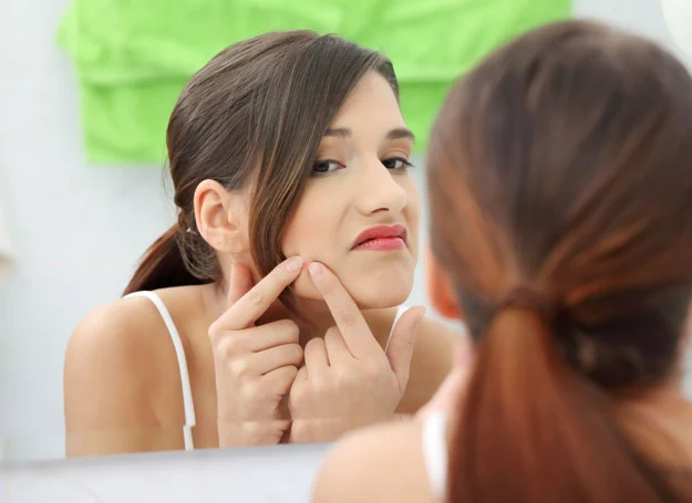 Samodzielne oczyszczanie twarzy przynosi więcej szkód niż pożytku