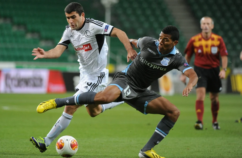 Władimir Dwaliszwili walczy o piłkę z Davidem Rojasem Meną