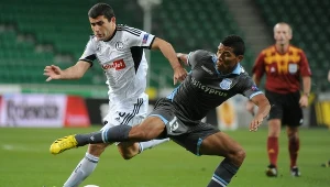 Władimir Dwaliszwili walczy o piłkę z Davidem Rojasem Meną