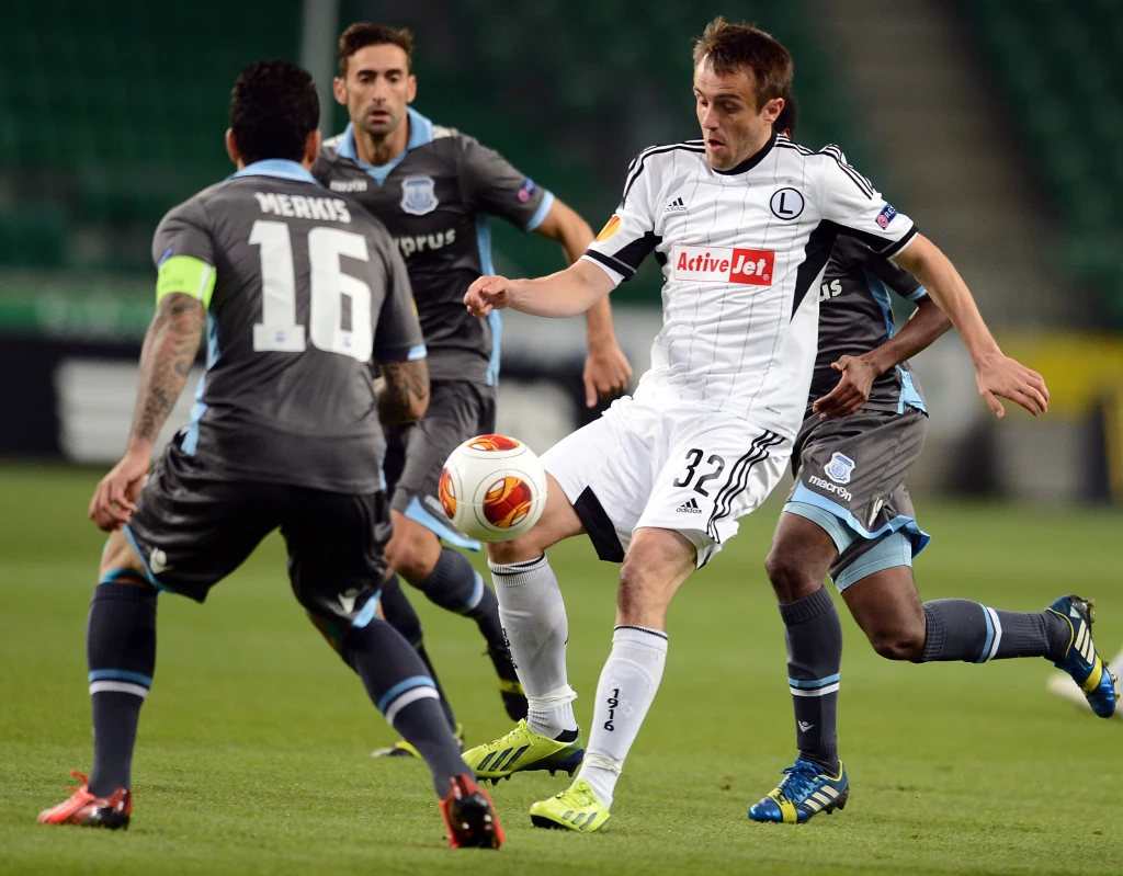 Miroslav Radović osaczony przez trzech piłkarzy Apollonu Miroslav Radović osaczony przez trzech piłkarzy Apollonu