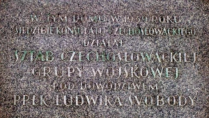 Współcześnie istniejąca tablica pamiątkowa na budynku dawnego Konsulatu Generalnego Czechosłowacji 