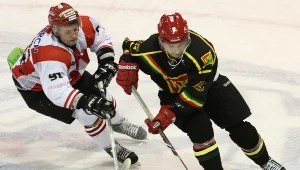 Nicolas Besch (P) z KTH Krynica atakowany przez Michała Piotrowskiego (L) z Cracovii 