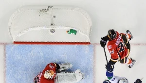 Mike Santorelli cieszy się ze zdobycia zwycięskiej bramki dla Vancouver Canucks w meczu z Calgary Flames