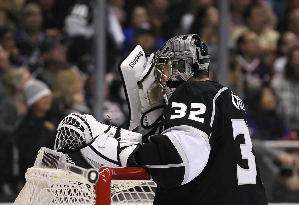 Załamany Jonathan Quick, bramkarz Los Angeles Kings