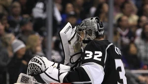 Załamany Jonathan Quick, bramkarz Los Angeles Kings