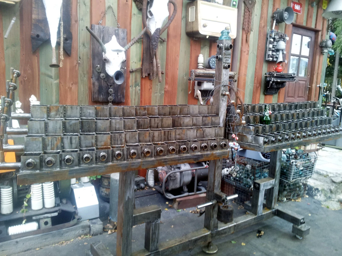 Największy na świecie otwieracz do piwa stoi pod chmurką i pokrywa się szlachetną rdzawą patyną... Największy na świecie otwieracz do piwa stoi pod chmurką i pokrywa się szlachetną rdzawą patyną...