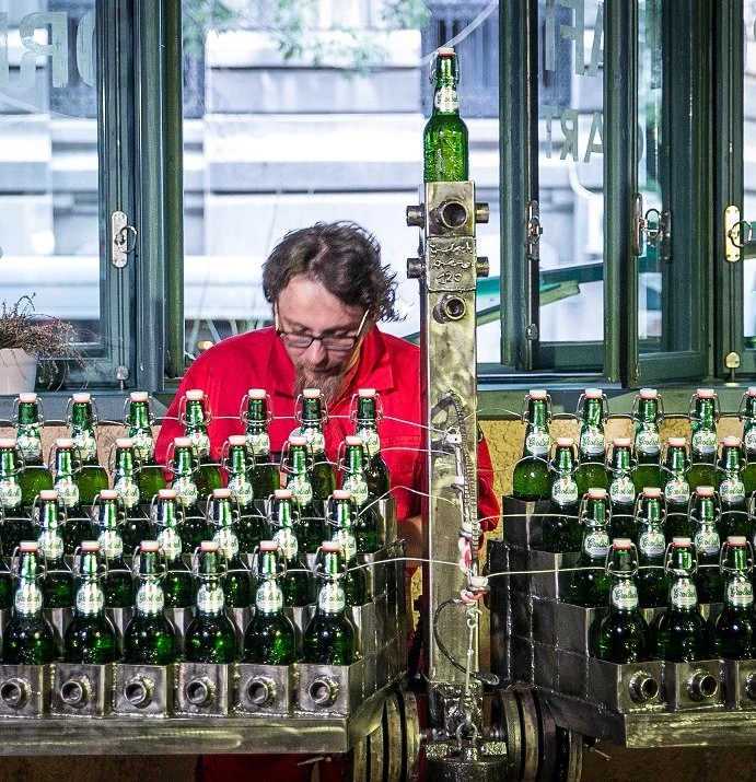 Bury podczas misternego przygotowania jednosekundowego piwnego show Bury podczas misternego przygotowania jednosekundowego piwnego show