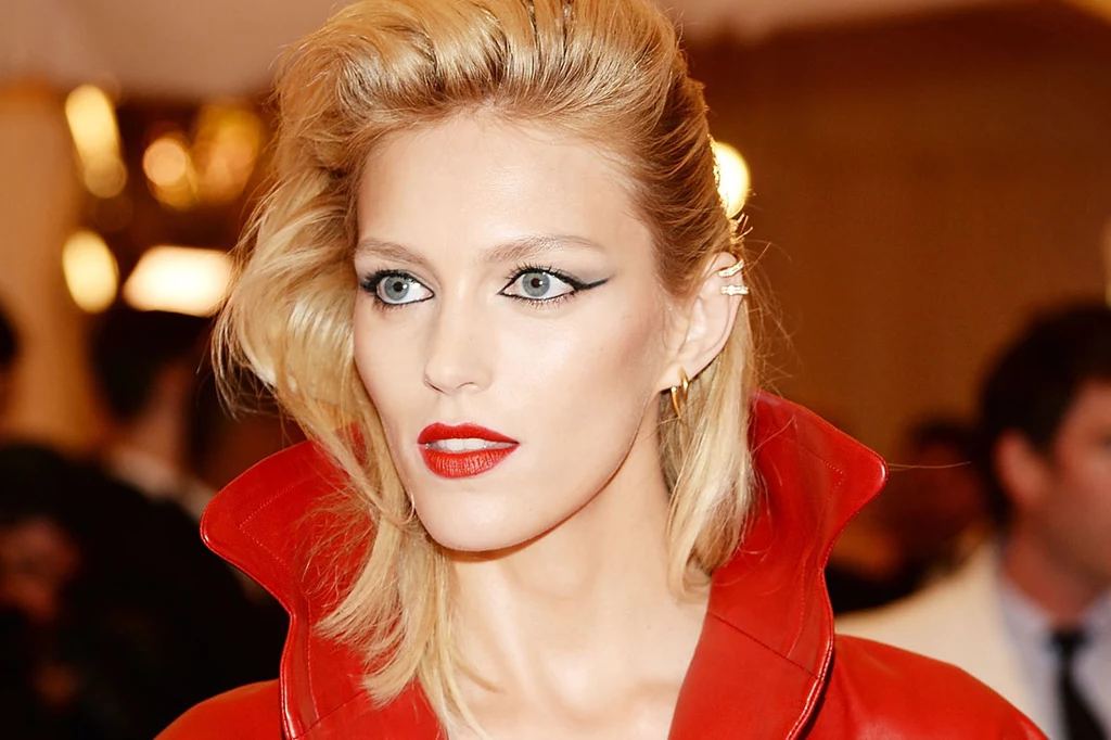 Anja Rubik uwielbia czarną kredkę