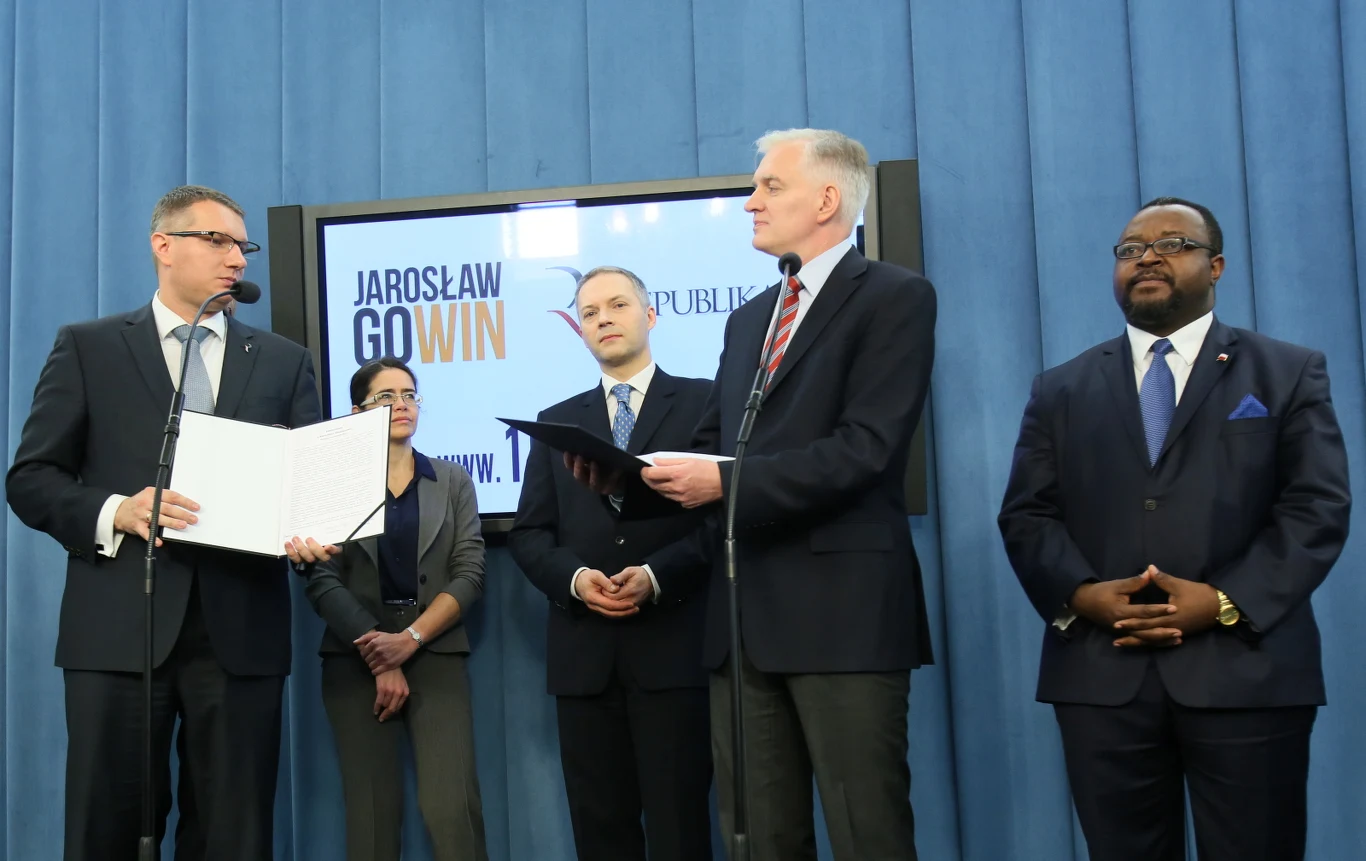 Posłowie niezrzeszeni: Jarosław Gowin (2P), John Godson (P) i Jacek Żalek (3P) oraz prezes Stowarzyszenia Republikanie Przemysław Wipler (L) i wiceprezes Stowarzyszenia Anna Streżyńska (2L) Posłowie niezrzeszeni: Jarosław Gowin (2P), John Godson (P) i Jacek Żalek (3P) oraz prezes Stowarzyszenia Republikanie Przemysław Wipler (L) i wiceprezes Stowarzyszenia Anna Streżyńska (2L)