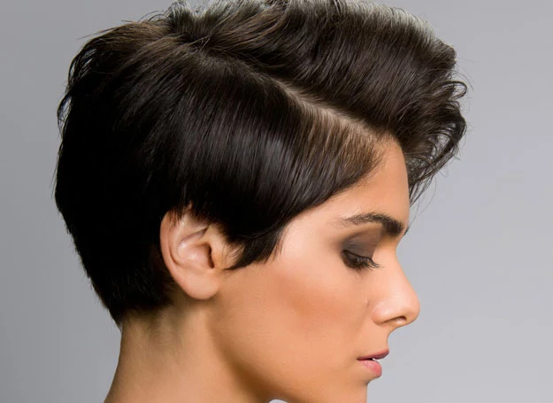 To bardzo dynamiczna fryzura: włosy z jednej strony są wystrzyżone, z drugiej sięgają połowy ucha