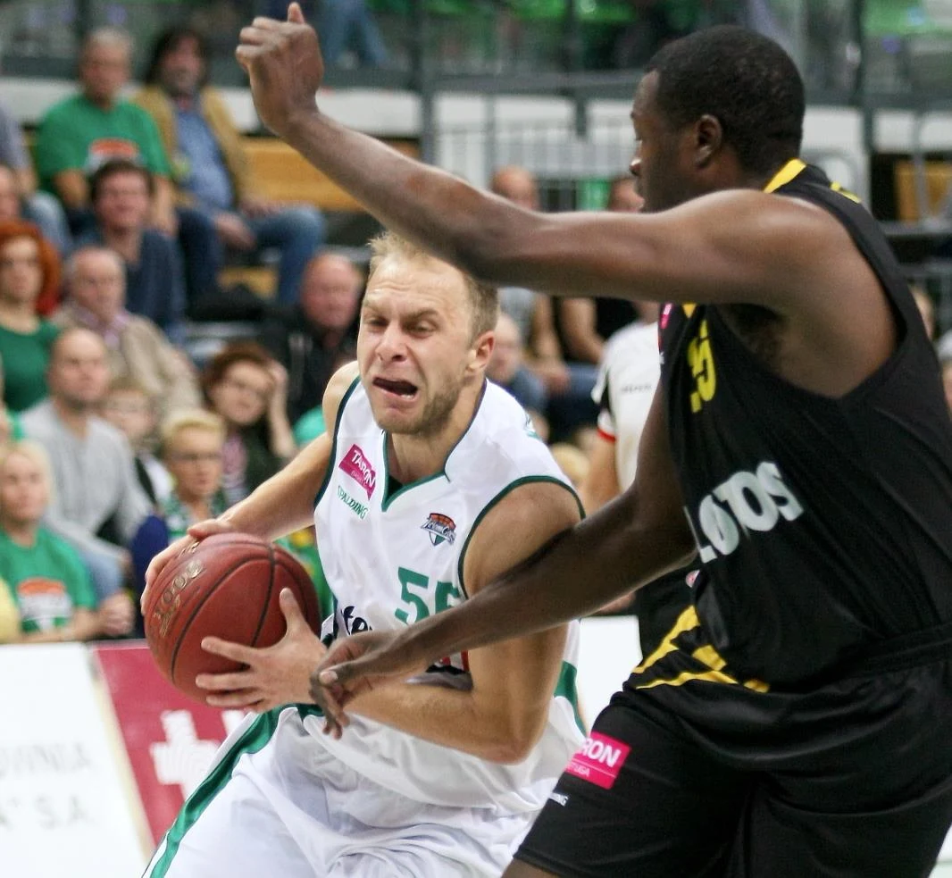 Z piłką Łukasz Koszarek Z piłką Łukasz Koszarek