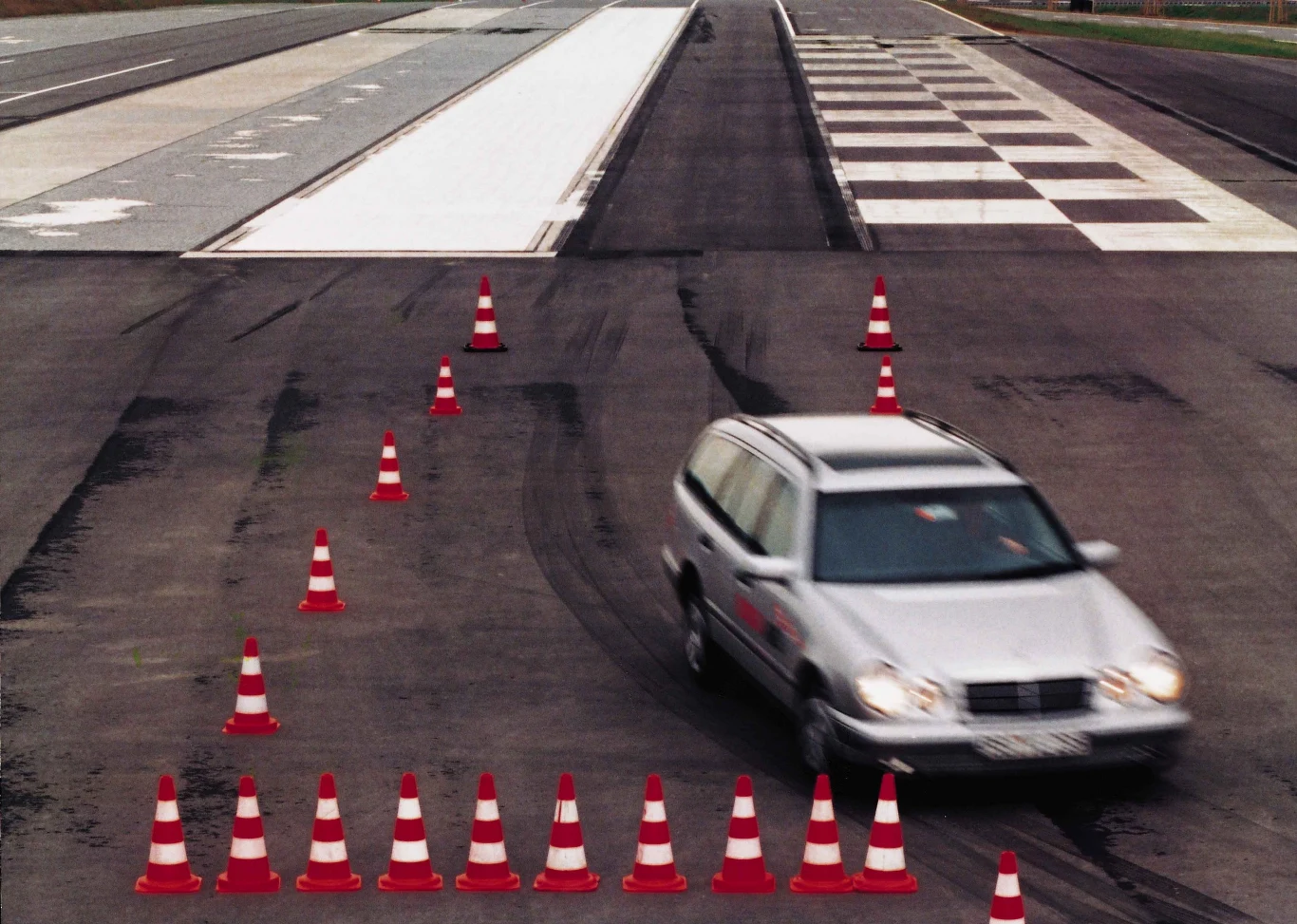 System mierzy prędkości obrotowe kół i podczas hamowania porównuje intensywność wytracania tych prędkości z danymi zapisanymi w pamięci. Gdy koło zbyt gwałtownie hamuje (w rzeczywistości wpadając w poślizg), modulator obniża ciśnienie płynu hamulcowego w obwodzie danego koła. Gdy nadmierny poślizg ustąpi, ciśnienie jest z powrotem podnoszone. Takie cykliczne pulsacje ciśnień wyraźnie słychać podczas gwałtownego hamowania z ABS-em (charakterystyczne stukanie). Wszystkie systemy ABS są obecnie 4-kanałowe, co oznacza, że sterują hamulcami każdego z kół osobno.